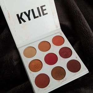 Kylie burgundy pallet